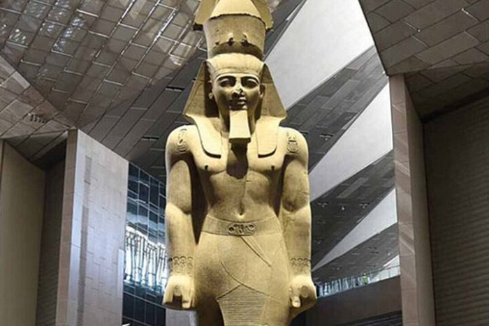 Private Tour of the Grand Egyptian Museum with Egyptologist Guide